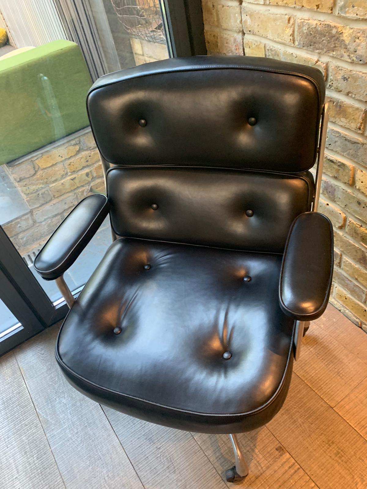 Innist Executive Chair in full-grain leather and steel, lifestyle office setting
