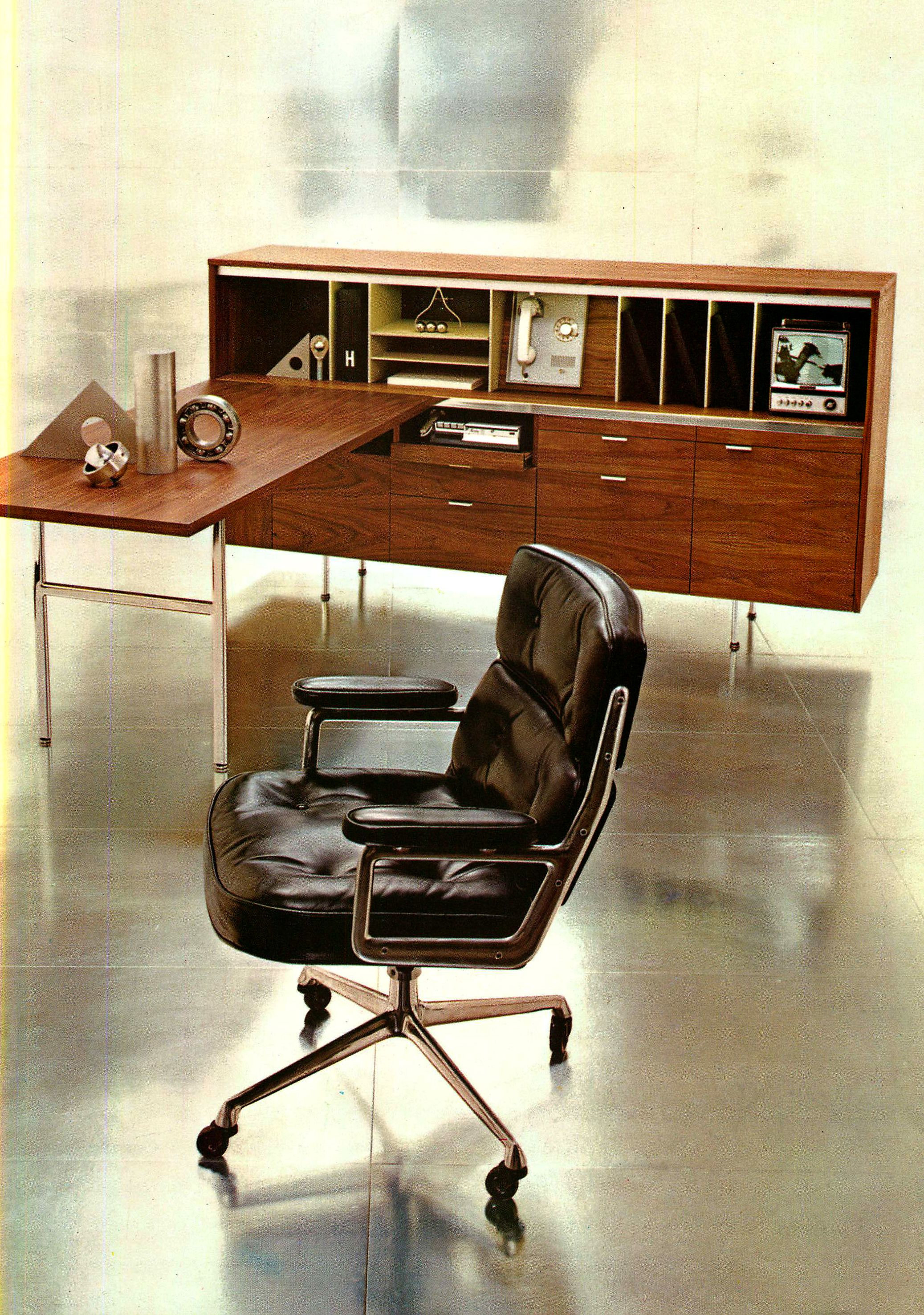 Innist Executive Chair in full-grain leather and steel, styled in modern office workspace