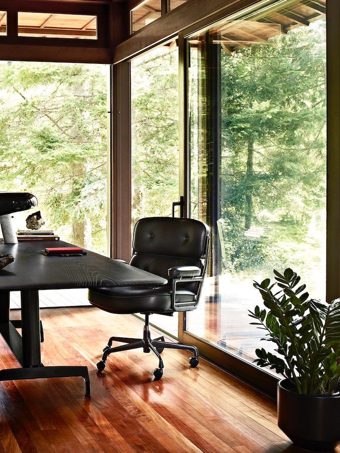 Innist Executive Chair in full-grain leather and steel, lifestyle office workspace